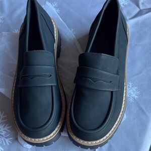 SHEIN Black and Tan Loafers for Women